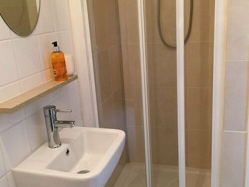 Гостиница Railway Cottage в Санадже