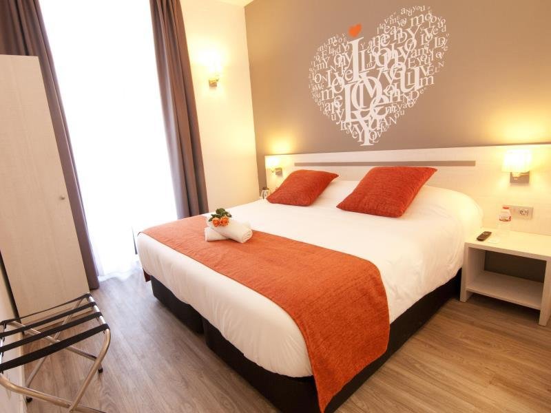 Фото Hostal Live Barcelona