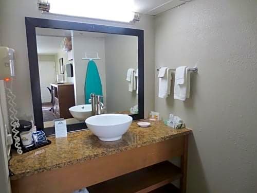 Фото Days Inn & Suites by Wyndham Arcata