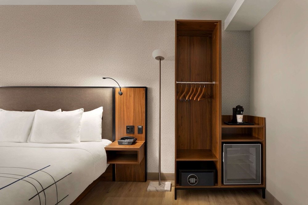 Фото La Quinta Inn & Suites by Wyndham Times Square South