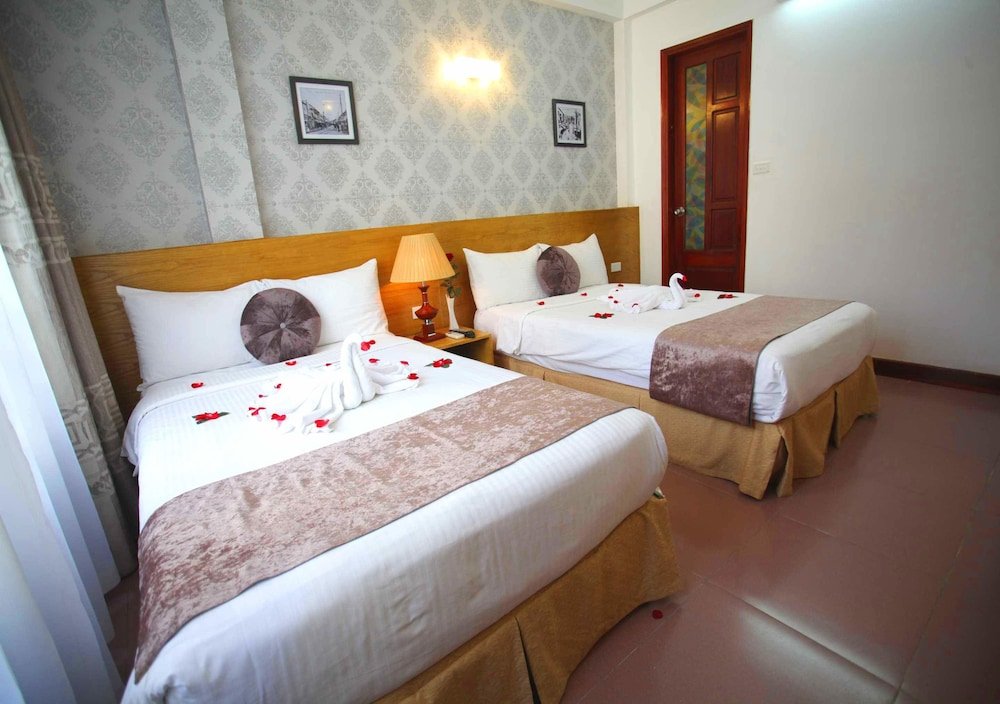 Фото Madam Moon Hotel