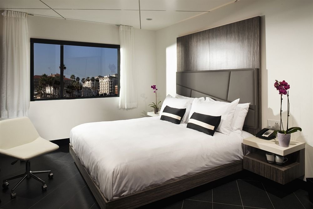 Фото The Moment Hotel