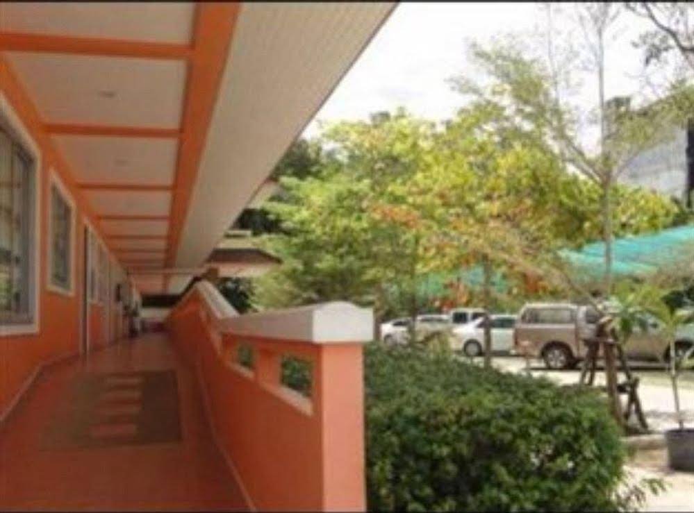 Фото Tharapark View Hotel