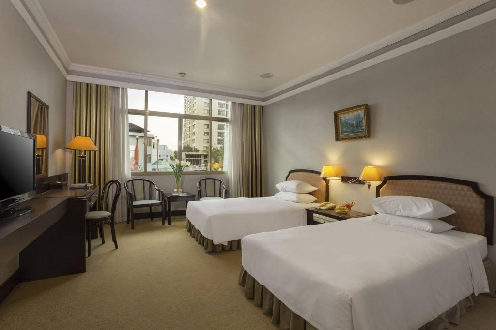 Фото Lake Side Hotel