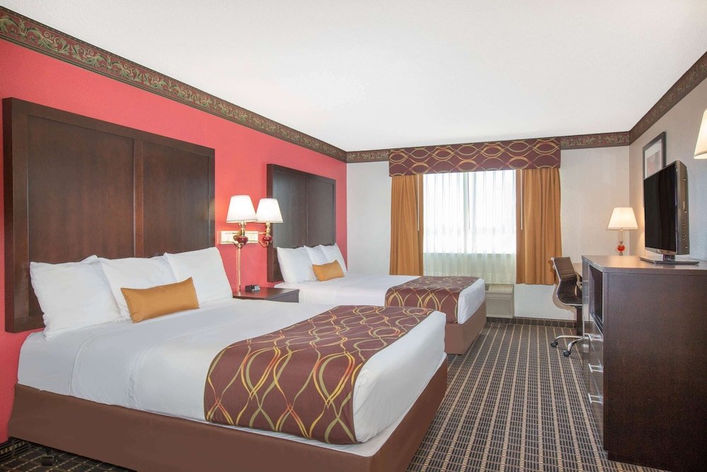 Фото Ramada Limited Redding