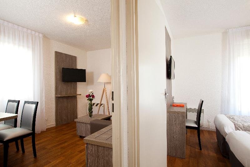 Фото Séjours & Affaires Reims Clairmarais