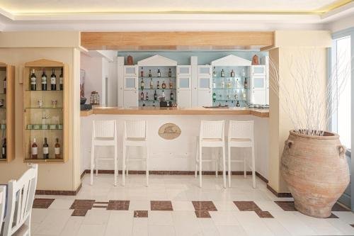 Фото Erato Seaside Hotel