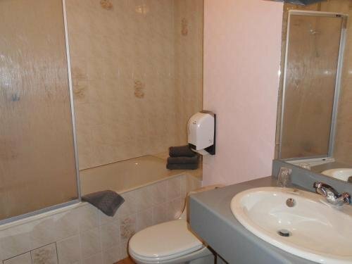 Гостиница La Tour des Anglais в Лавале