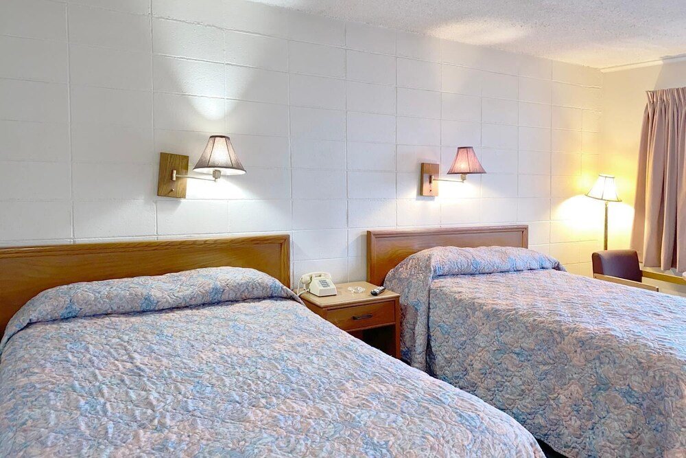 Фото Deluxe Inn & Suites