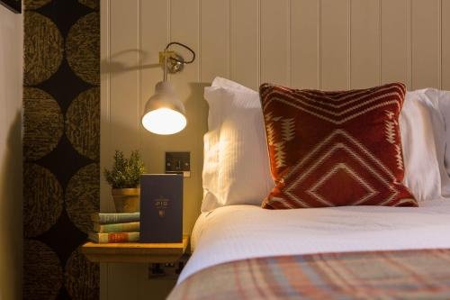 Фото The Curious Pig in the Parlour