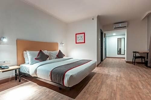 Гостиница Alpine Hotel в Джакарте