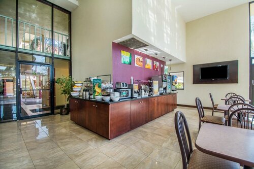 Гостиница Quality Inn & Suites at Tropicana Field в Сент-Питерсберге