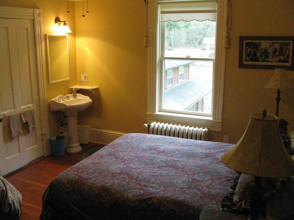 Фото Sasquatch Crossing Eco Lodge B&b