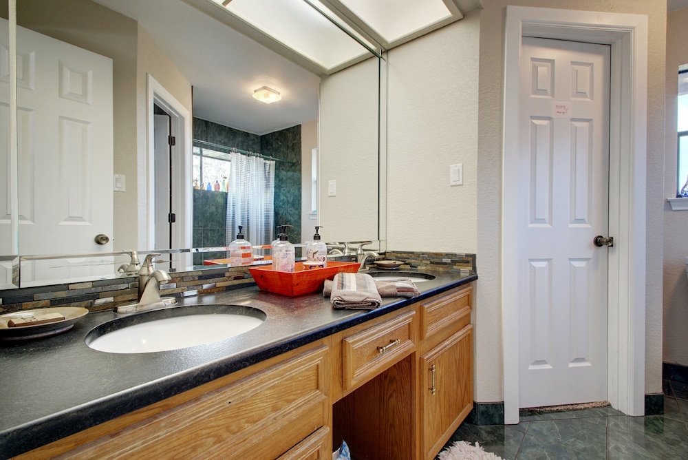 Фото 4br 2.5ba The Lodge on Walnut Creek by RedAwning