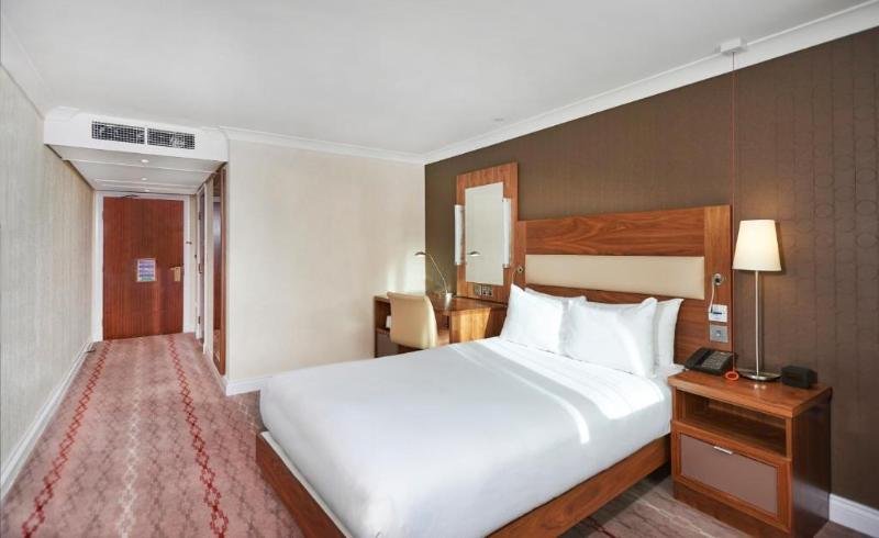 Фото DoubleTree by Hilton Bristol North