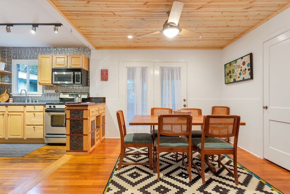 Фото 2br Newly Remodeled Stylish Rosedale House by RedAwning