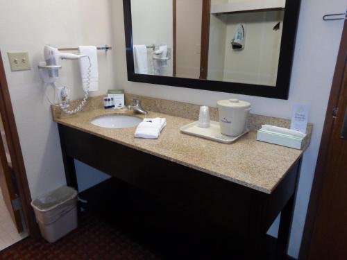 Фото AmericInn by Wyndham Johnston Des Moines