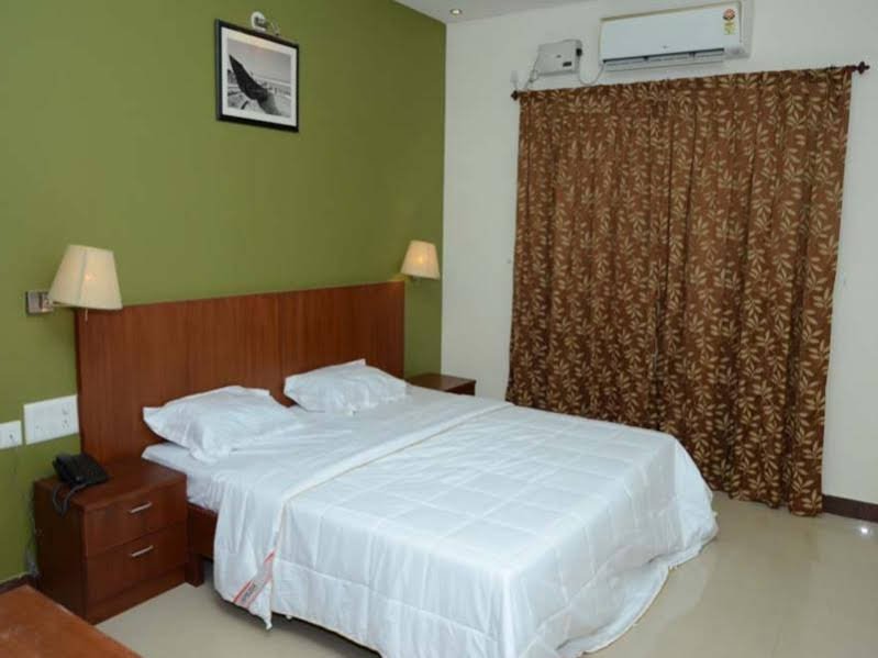 Фото Metro Plaza Hotel