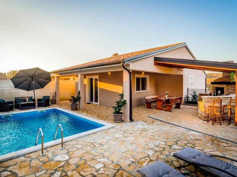 Cozy Holiday Home in Šorici With Pool