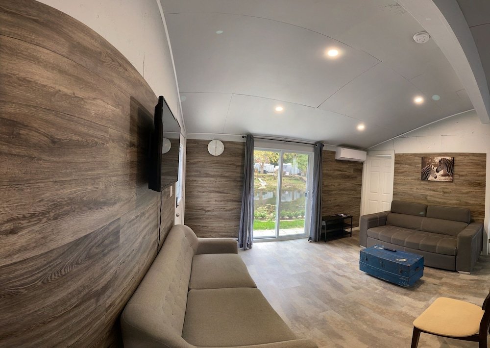 Фото Harrison Lake Hotel