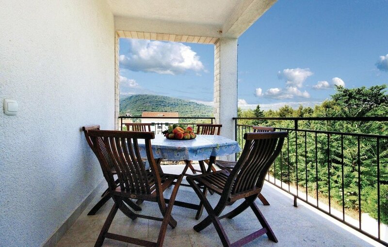 Nice Home in Stari Grad With Wifi and 4 Bedrooms