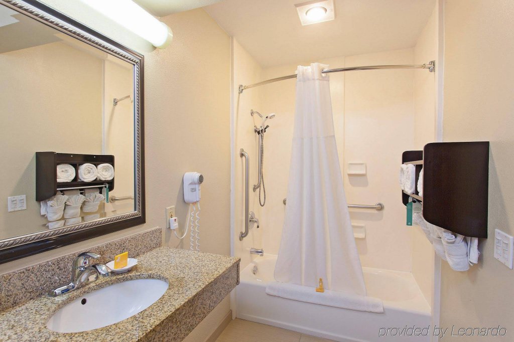 Фото La Quinta Inn & Suites by Wyndham Carlsbad - Legoland Area