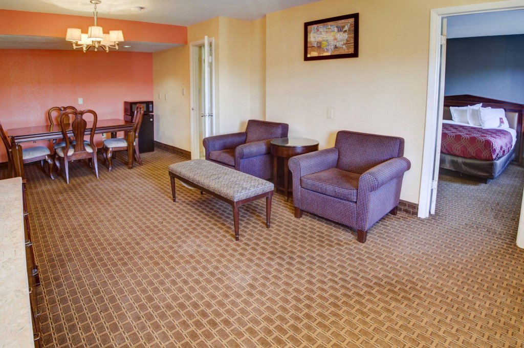 Фото Econo Lodge at Military Circle