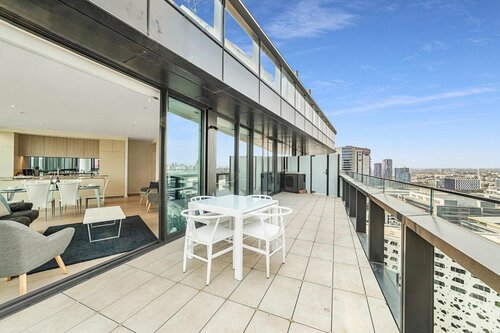 Гостиница Melbourne Lifestyle Apartments - Best Views on Collins в Мельбурне