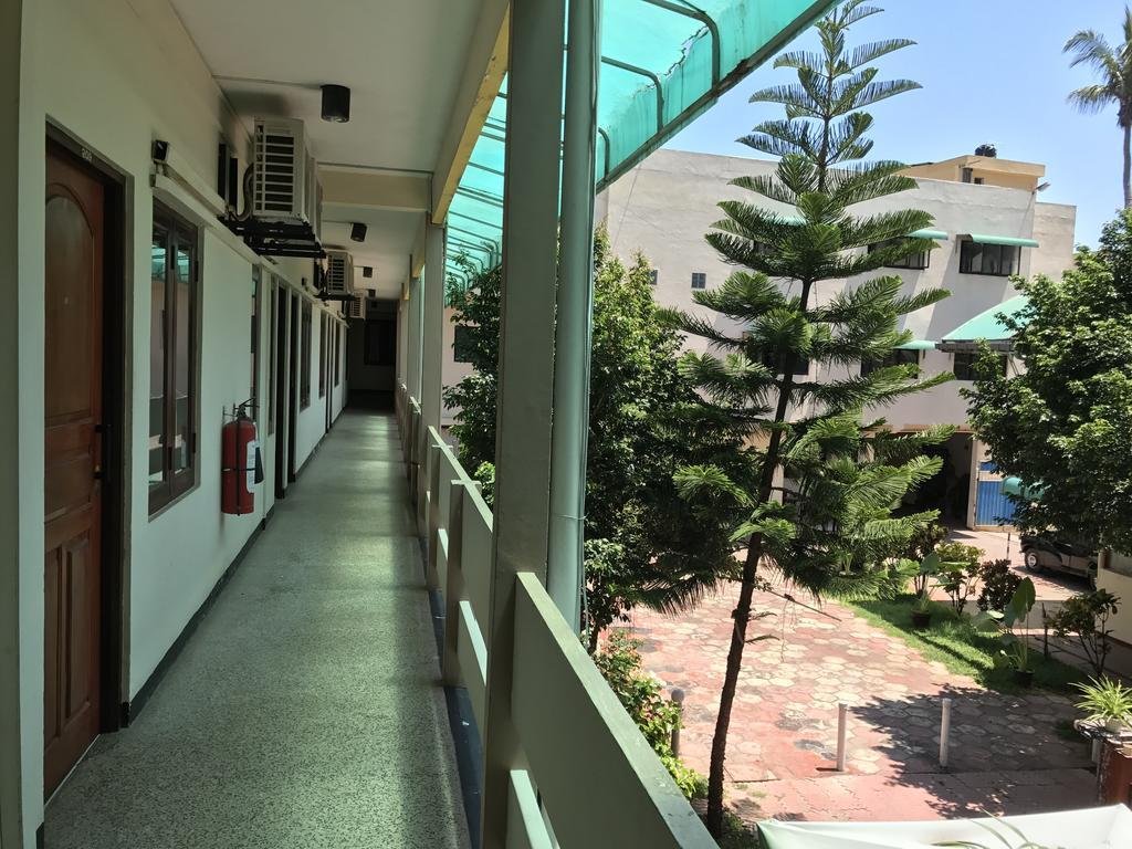 Фото Gnanams Hotel