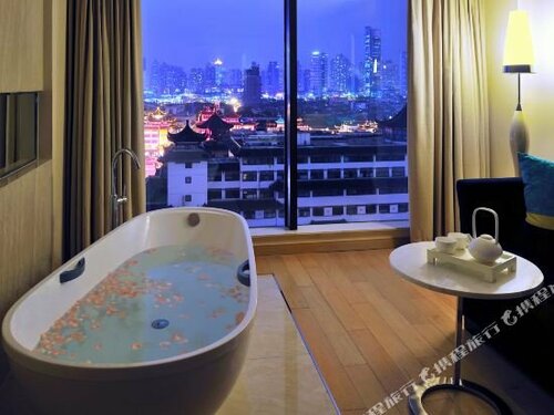 Внешний вид отеля Renaissance Shanghai Yu Garden Hotel в Хуанпу, фото 4