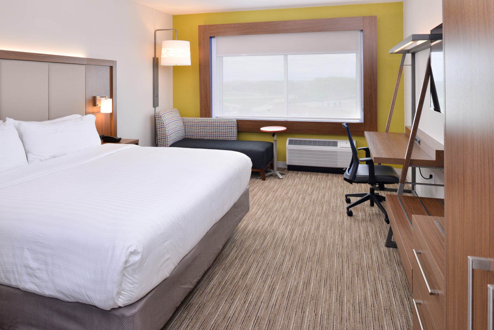 Фото Holiday Inn Express & Suites Madison, an Ihg Hotel