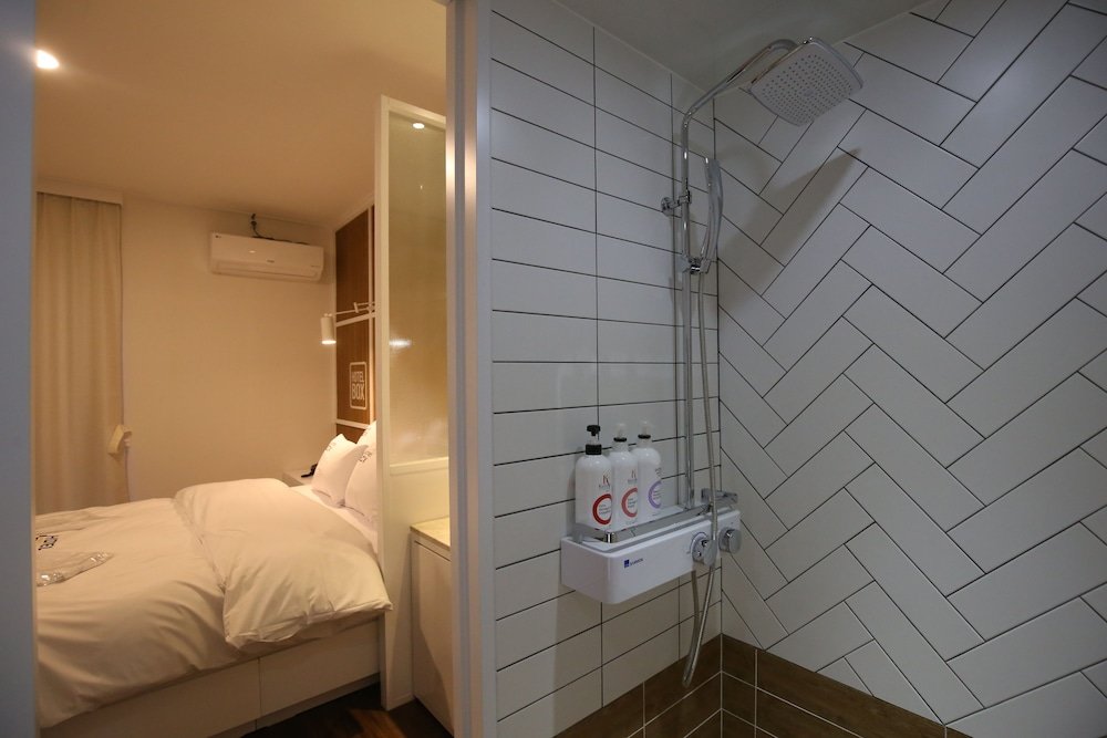 Фото Sintanjin Hotel Box Daejeon
