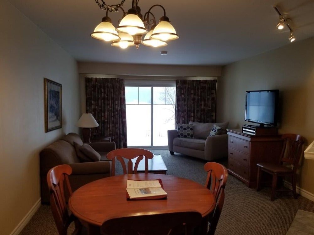 Фото Getaways At Haliburton Heights