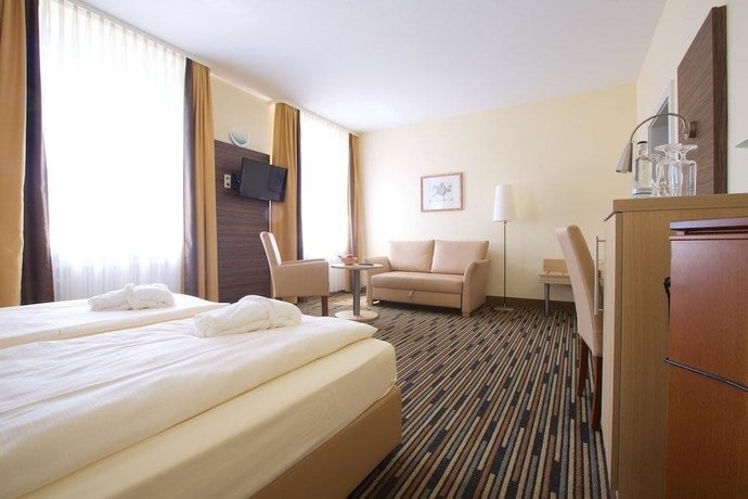 Фото Kurpark-Hotel Bad Dürkheim