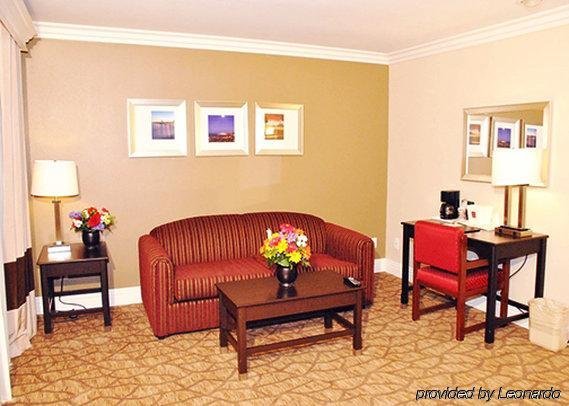 Фото Comfort Suites San Clemente Beach