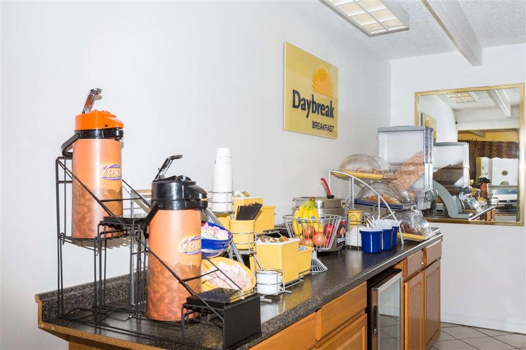 Фото Days Inn by Wyndham Tallahassee University Center