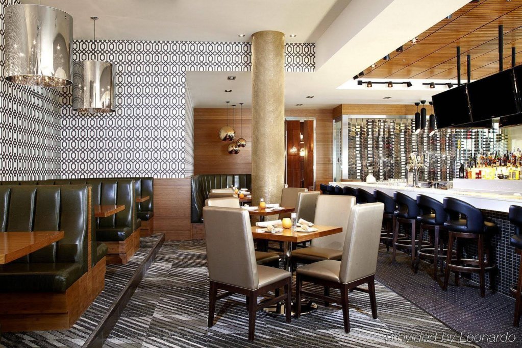 Фото Four Points by Sheraton Calgary Airport