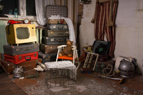 захламленная комната с антикварной мебелью