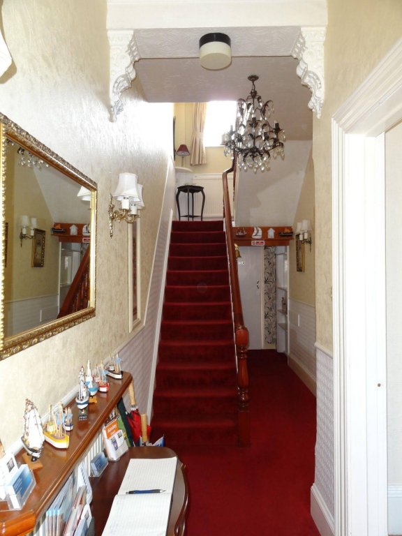 Фото Ainsley Court Guest House