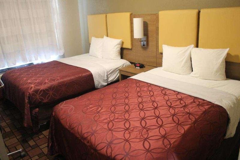 Фото Days Inn by Wyndham Brooklyn Borough Park