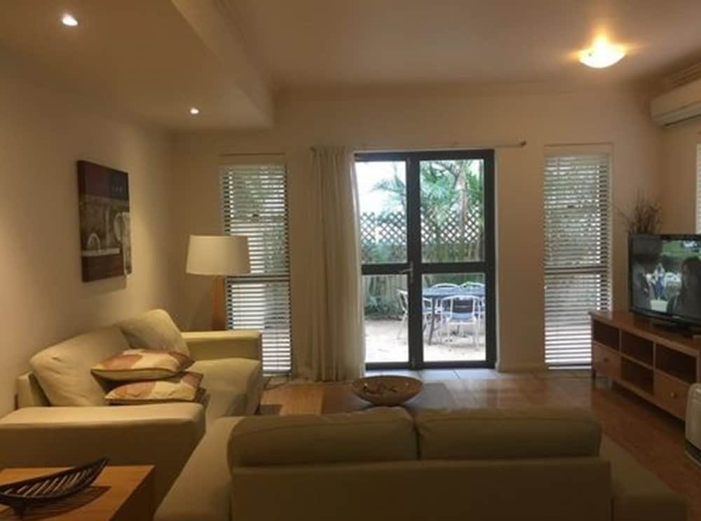 Фото Pine Court Apartments