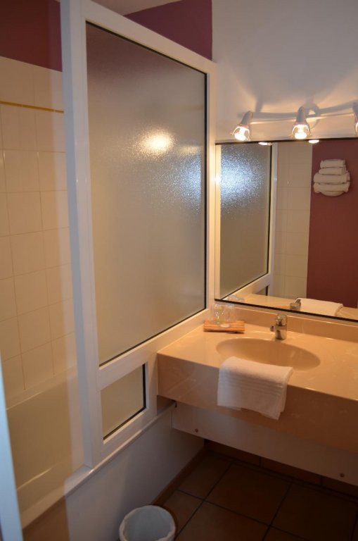 Фото Hostellerie Saint Vincent Beauvais Aéroport