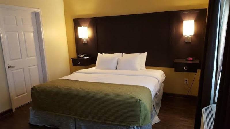 Фото Days Inn & Suites by Wyndham Galveston West/Seawall