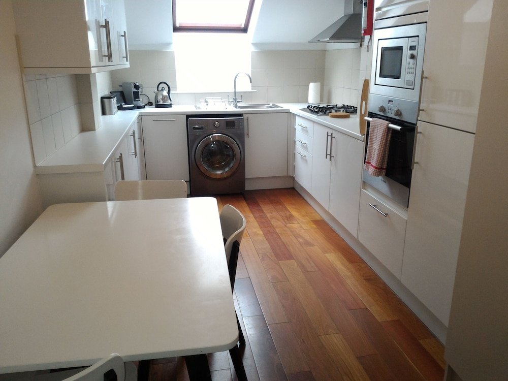 Фото Monarch House Serviced Apartments