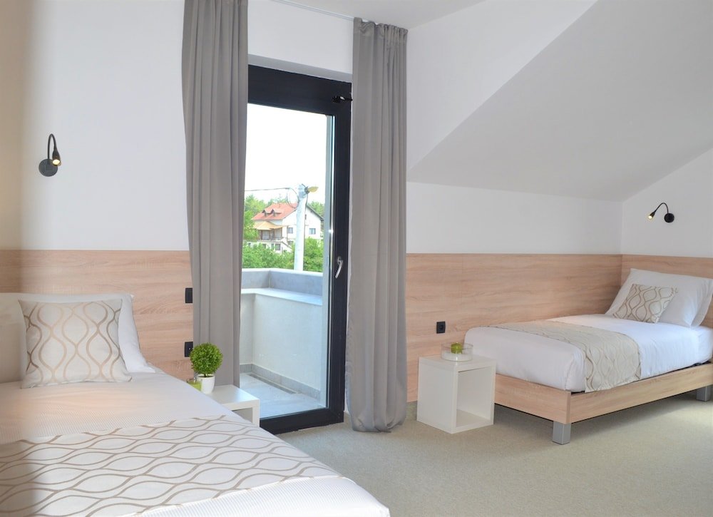 Фото 16 Lakes Hotel