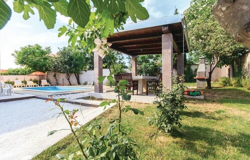 Гостиница Awesome Home in Pula With Wifi and 4 Bedrooms