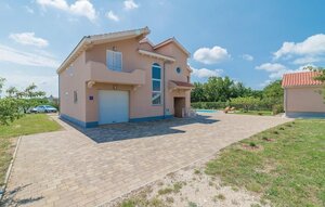 Amazing Home in Suhovare With Wifi and 4 Bedrooms
