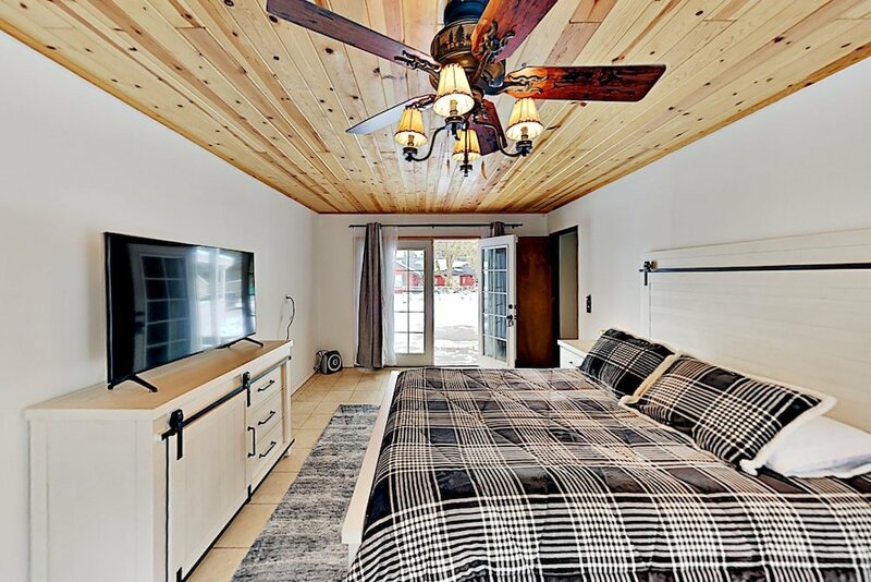 Жильё посуточно Charming Mountain & Lake Getaway Private Hot Tub 2 Bedroom Home