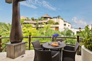 отель El Taj Oceanfront & Beachside Condo Hotel