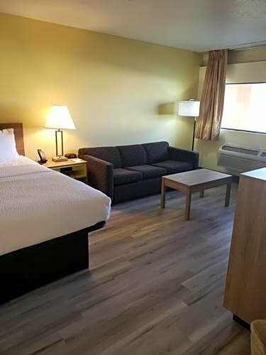 Гостиница Days Inn & Suites by Wyndham Clovis в Кловисе
